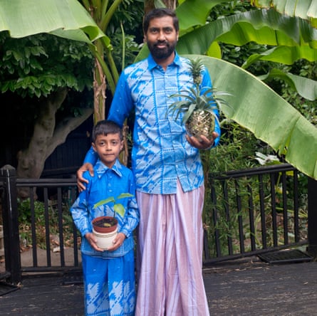 Azad Ali avec son fils Yaqub et certaines de ses expériences sur les fruits tropicaux