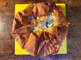 Katie Caldesi pasqualina torte naudojama filo tešla. Felicity miniatiūros.