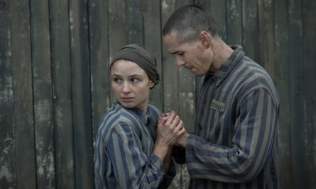 Jonah Hauer-King as Lali Sokolov and Anna Próchniak as Gita Furman in The Tattooist of Auschwitz.