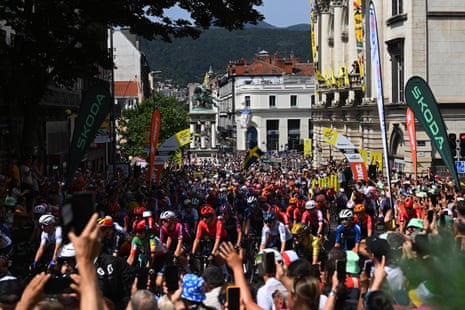 The peloton in Clermont-Ferrand prior to the second Tour de France Femmes avec Zwift.