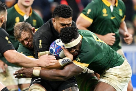 Siya Kolisi is penalised for a high tackle on Ardie Savea.