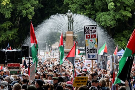 Crowds in Hyde Park in Sydney.