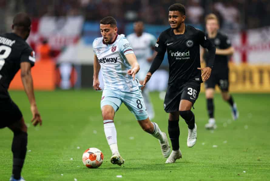 Eintracht Frankfurt v West Ham: Europa League semi-final, second leg – live! | Europa League 2 Pablo Fornals in action for West Ham.
