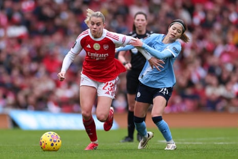 Alessia Russo of Arsenal runs with the ball under pressure from Yui Hasegawa of Manchester City