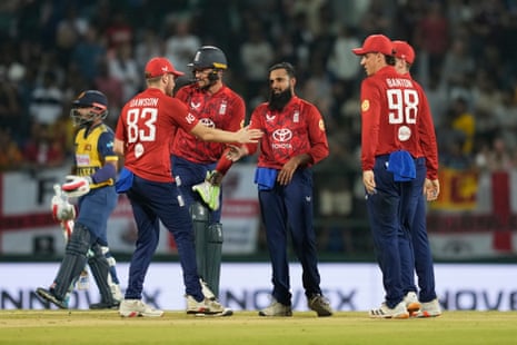 श्रीलंका के कुसल मेंडिस का विकेट लेने के बाद इंग्लैंड के आदिल राशिद टीम साथियों के साथ जश्न मनाते हुए।