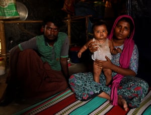 Mohammed Yosuf e Sobora Khatun com seu bebê Rukia no campo de refugiados de Shamlapur