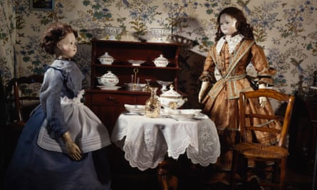 The dining room of a 19th century doll’s house, with two dolls