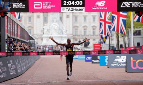 Alexander Munyao wins the men’s elite race!