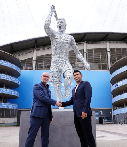 Sergio Agüero with sculptor Andy Scott.