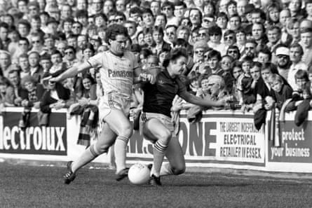 Mark Proctor et Neil Orr se battent pour le ballon lors d'un match West Ham contre Nottingham Forest au Boleyn Ground en 1982.