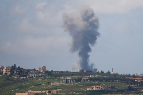 Дым поднимается над зеленым пейзажем, в серо-голубое небо.