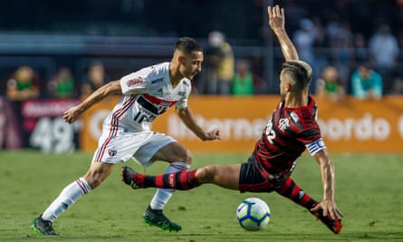 Antony in action for São Paulo against Flamengo in May 2019.