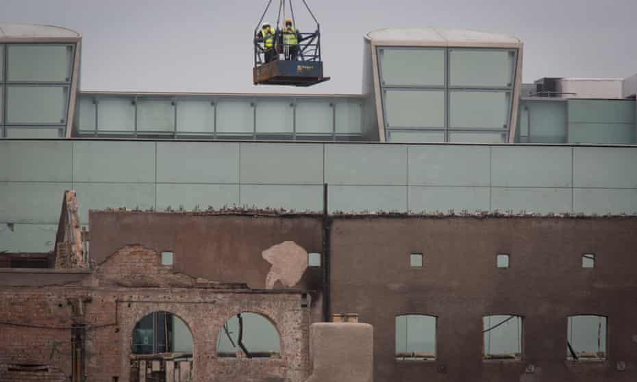 Dismantling work begins on the south facade of the Mackintosh building in Glasgow