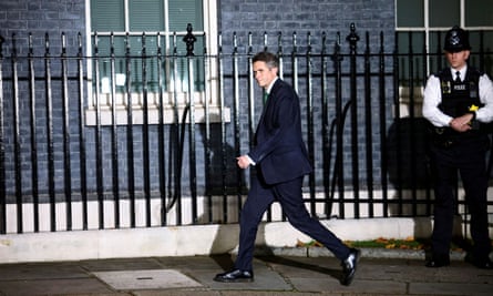 Gavin Williamson devant le 10 Downing Street le 25 octobre.