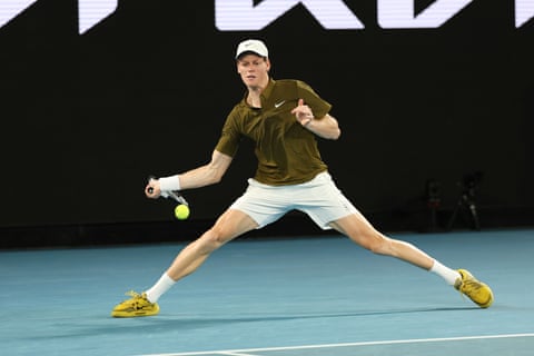 Jannik Sinner eases his way to the opening set.