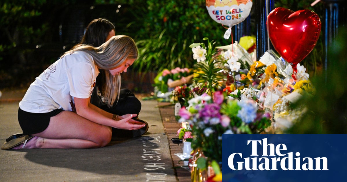 Shocked students return to Florida campus after shooting that killed two