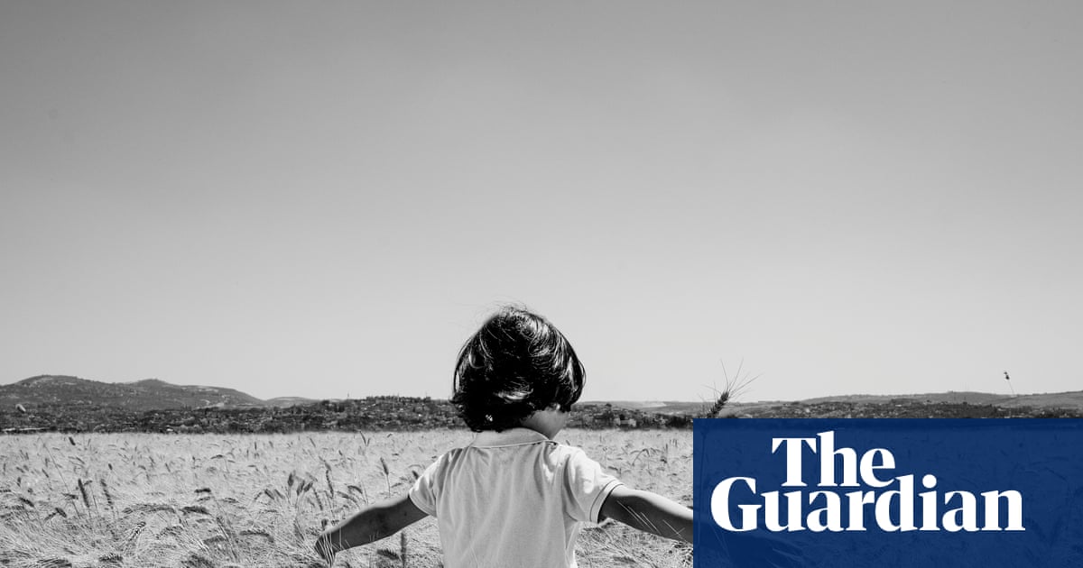 Chickens, train surfers and Marilyn Monroe: Magnum’s print sale – in pictures