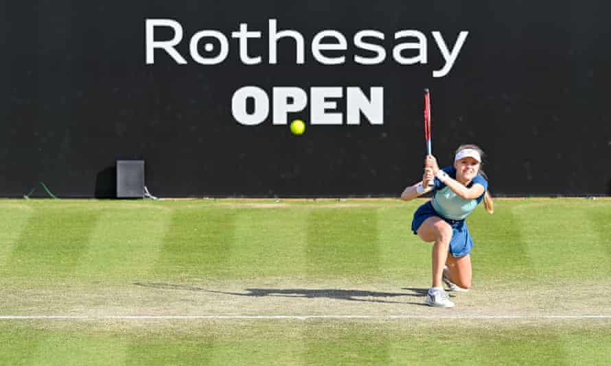 Harriet Dart in action against Alison Riske