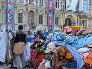 Police dismantle a makeshift migrant camp