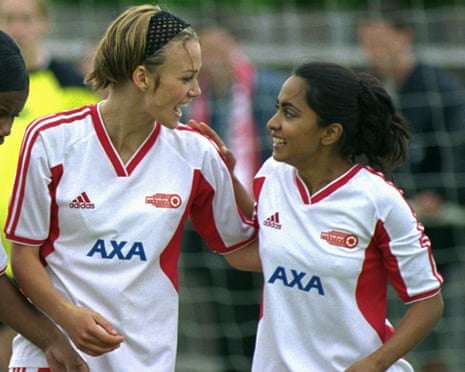 Jess e Jules em cena de Bend It Like Beckham