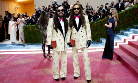 Gucci 前创意总监 Alessandro Michele，左，与 Jared Leto 在 2022 年 Met Gala。