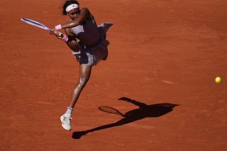 Η Coco Gauff κάνει ένα backhand κατά τη διάρκεια της νίκης της σε straight σετ επί του Taylor Townsend.