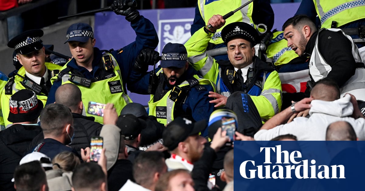 Metropolitan police defend tactics used against Hungary fans at Wembley