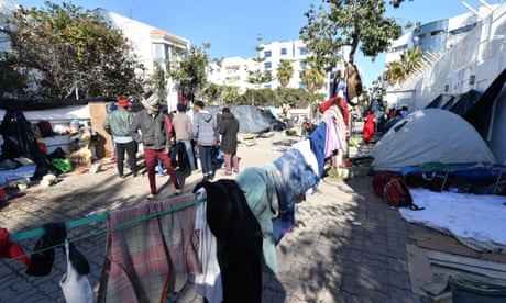 Personas del África subsahariana acampando frente a la sede de la Organización Internacional para las Migraciones el 2 de marzo.