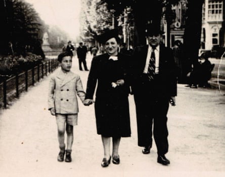 Simon Gronowski, aged nine, with his parents, two years before he and his mother were arrested.