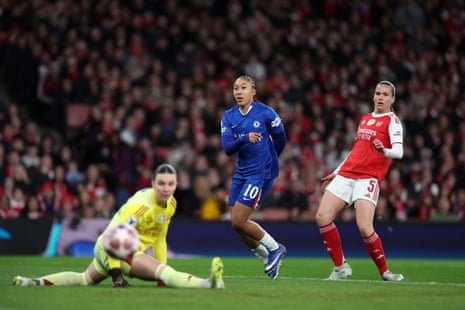 Lauren James of Chelsea shoots against Arsenal.