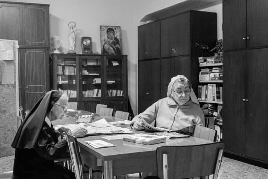 Sister Annunziatina and Sister Erminia are reading the newspaper in the meeting hall. The room is used twice a week to discuss and organise logistic issues. In other moments, the room serves as a library in which nuns can relax and read.