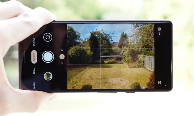 يُظهر تطبيق الكاميرا عدسة الكاميرا على هاتف Pixel 6a.