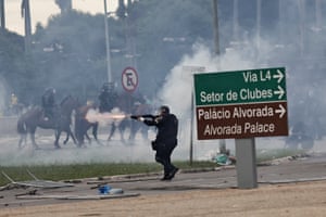 Security forces fire at protesters as they invade Planalto.