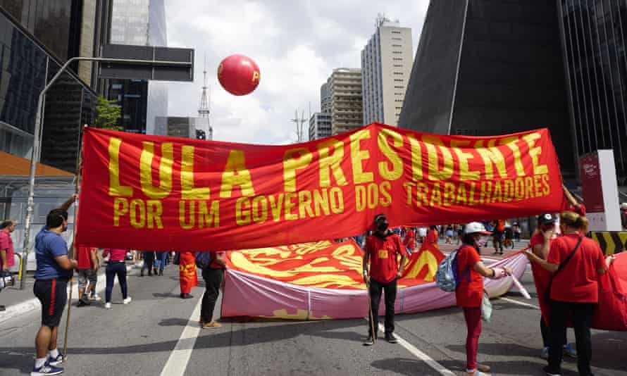 Apoiadores de Lula participam de protesto na Avenida Paulista pedindo o impeachment de Jair Bolsonaro.