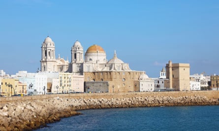 The walk features views of Cádiz and the ancient walls.