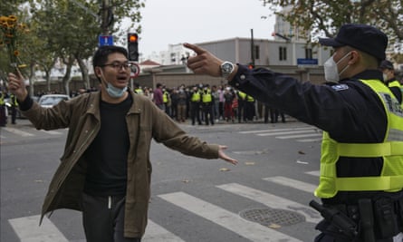 Two people gesticulating, both wearing masks