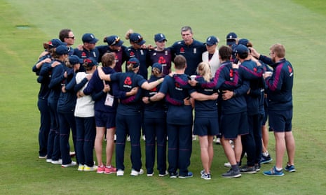Mark Robinson, centre, has left his role as the coach of the England women’s cricket team after four years at the helm.