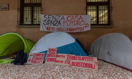 Una protesta studentesca contro gli affitti alti e la mancanza di alloggi a Bolgna, in Italia.
