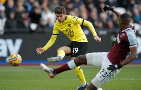 Mason Mount shoots and scores the second Chelsea goal
