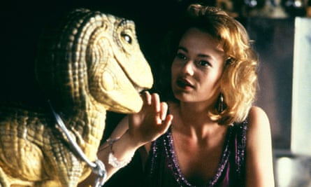 Samantha Mathis as Princess Daisy, with Yoshi, one of the most complex animatronic models of its time.