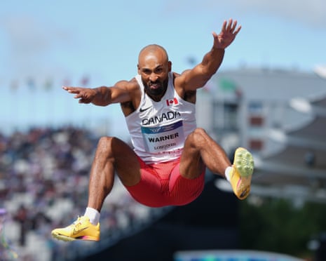 Ο Καναδός Damian Warner αγωνίζεται στο άλμα εις μήκος ανδρών στο δέκαθλο.