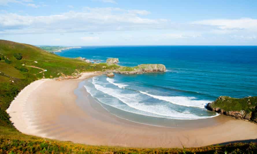 Overview of Torimbia beach. Niembro