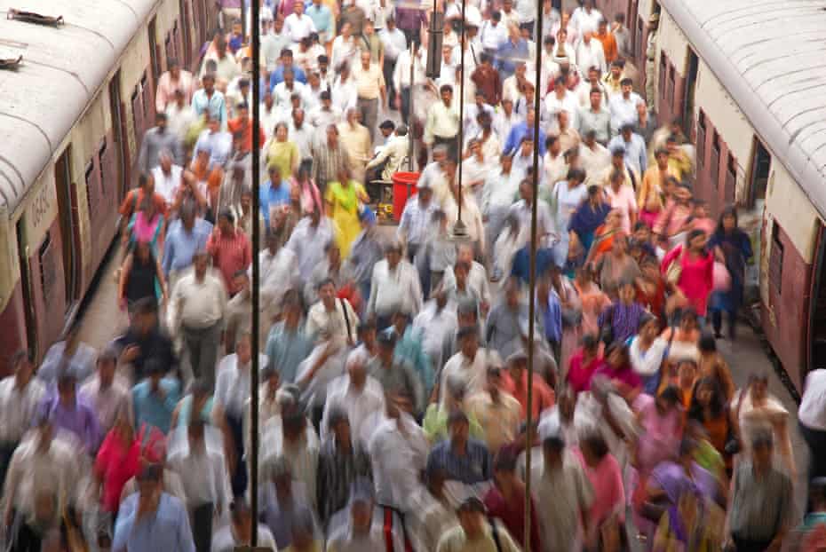 India, Mumbai, Churchgate Station, commuter crowds on station platform
