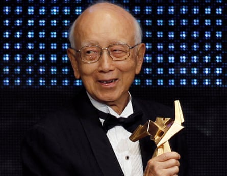 Raymond Chow receives a lifetime achievement award in 2011.