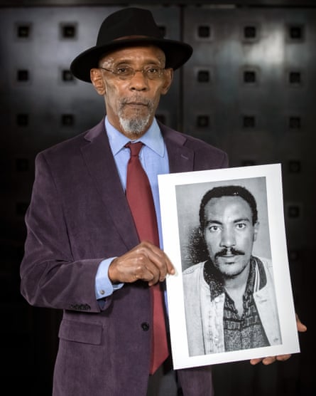 Linton Kwesi Johnson tenant un portrait d'Amanuel Asrat - Photo : George Torode
