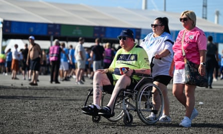 Les fans de Manchester City, dont un utilisateur de fauteuil roulant, arrivent au stade olympique d'Atatürk pour la finale de la Ligue des champions