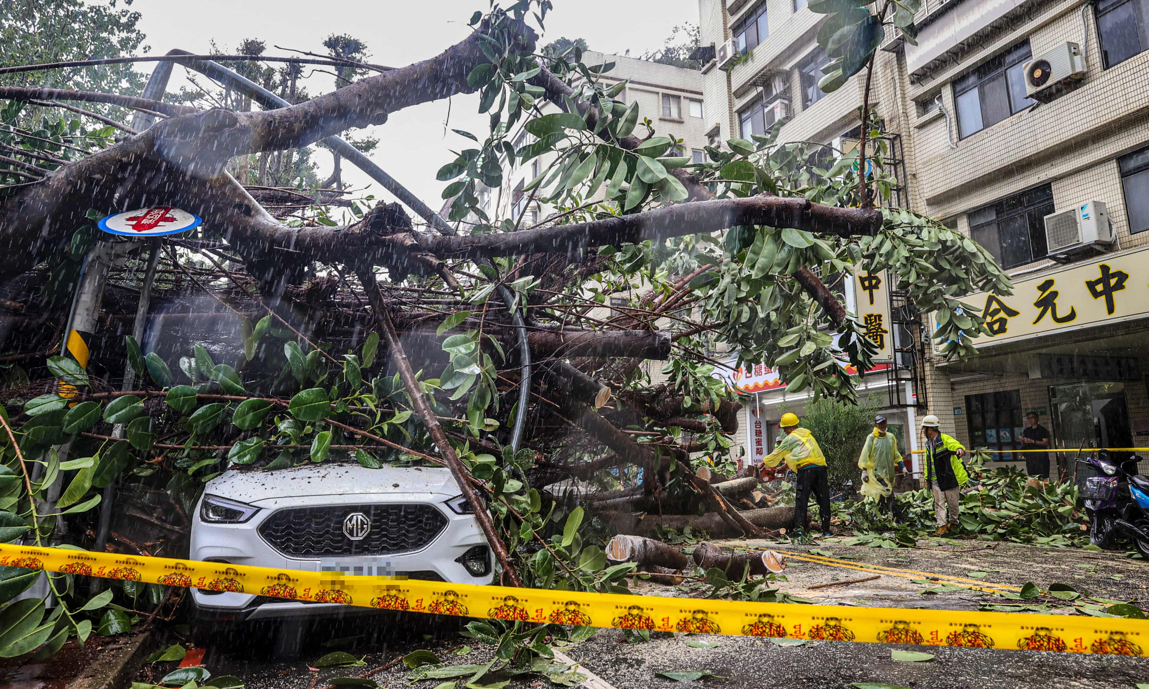 Typhoon Kong-rey: biggest storm in decades makes landfall in Taiwan (theguardian.com)