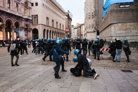 Protesters clash with police in Piazza del Duomo, Milan