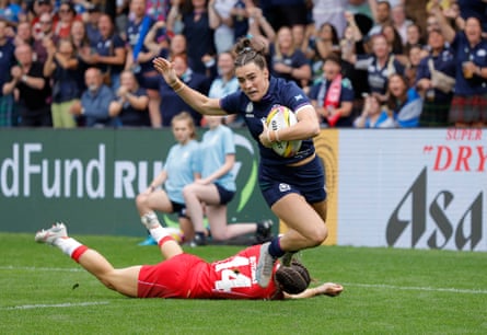 Francesca McGhie evades the flying tackle from Jasmine Joyce-Butchers of Wales before going on to score Scotland’s first try.