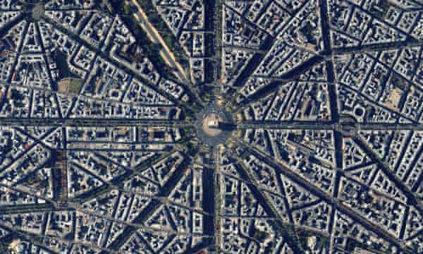 Ein Überblick über Paris, zentriert auf das Viertel Étoile, das Haussmann neu gestaltete.